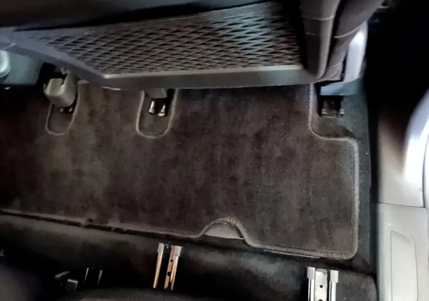 Vue rapprochée du plancher arrière gris foncé du Citroën Grand C4 SpaceTourer avec fixation des sièges individuels.