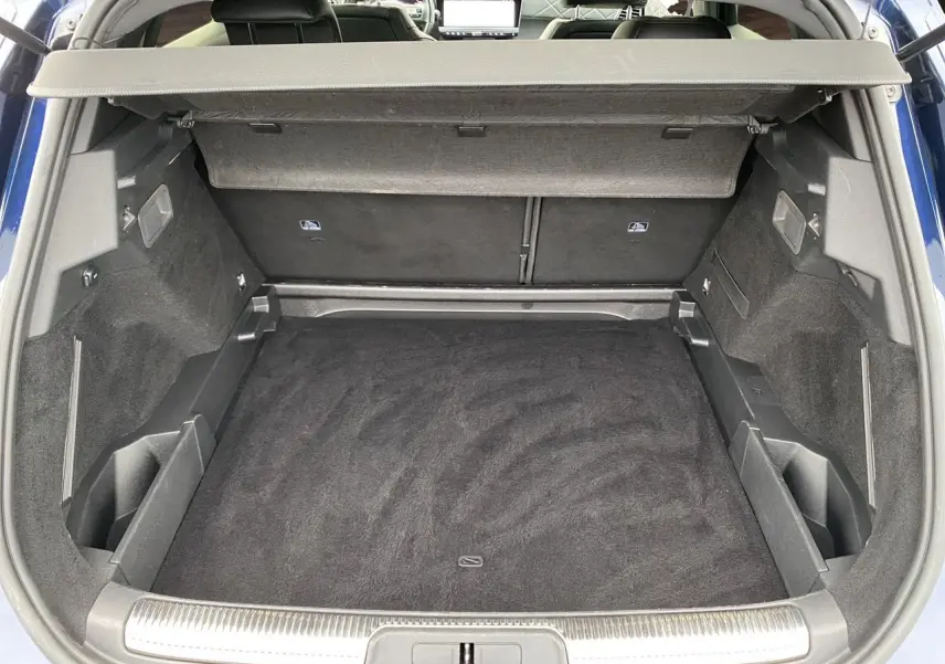 Coffre ouvert vu de l'arrière du DS7 Bleu Eclipse 2024, montrant un espace de chargement propre et bien agencé.