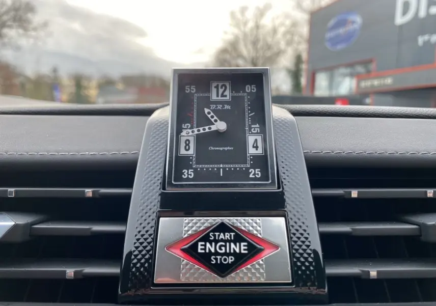 Gros plan sur la montre BRM et le bouton Start Engine Stop du tableau de bord du DS7 2024, sellerie cuir électrique.