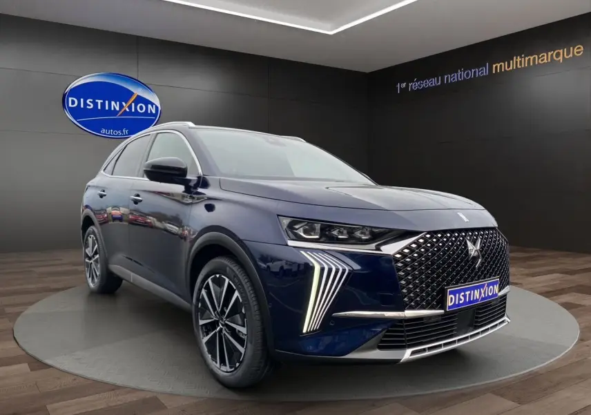 DS7 BlueHDi 130 2024 bleu Eclipse, vue 3/4 avant droit, avec calandre diamantée et feux LED verticaux distinctifs.