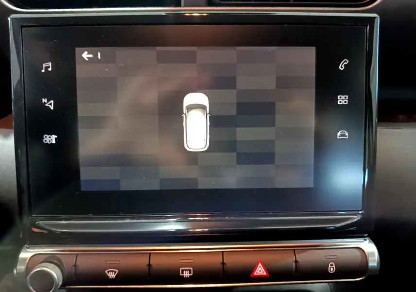 Écran tactile central affichant la vue aérienne du véhicule blanc Citroën C3 Aircross PureTech 110 intérieur.