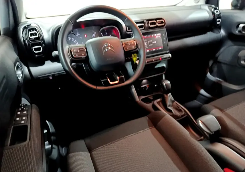 Intérieur noir du Citroën C3 Aircross 2019 vu côté conducteur, avec volant multifonctions et écran tactile central.