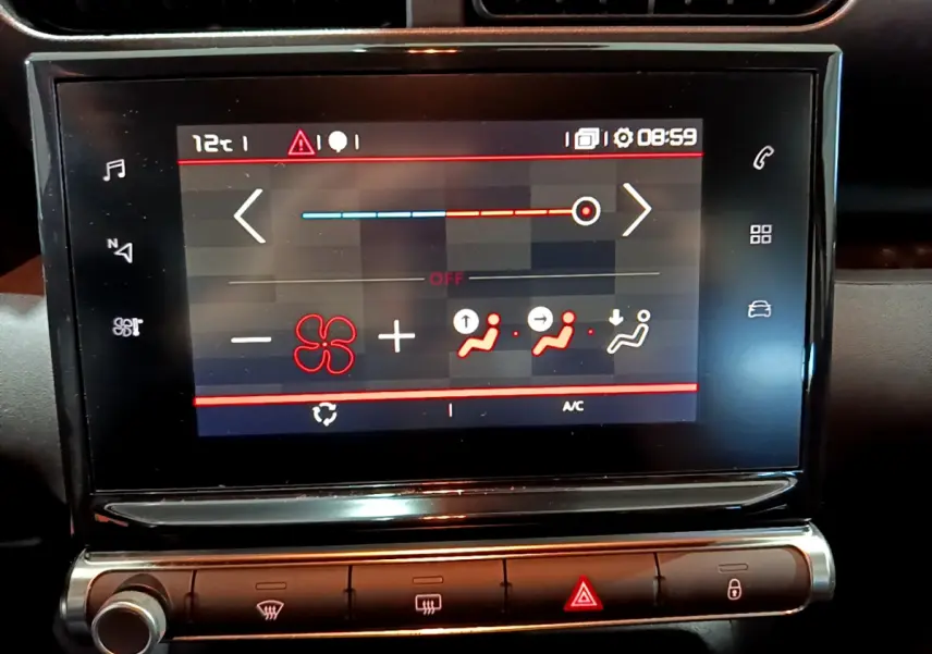 Écran tactile central affichant les commandes de climatisation du Citroën C3 Aircross blanc, vue de face rapprochée.