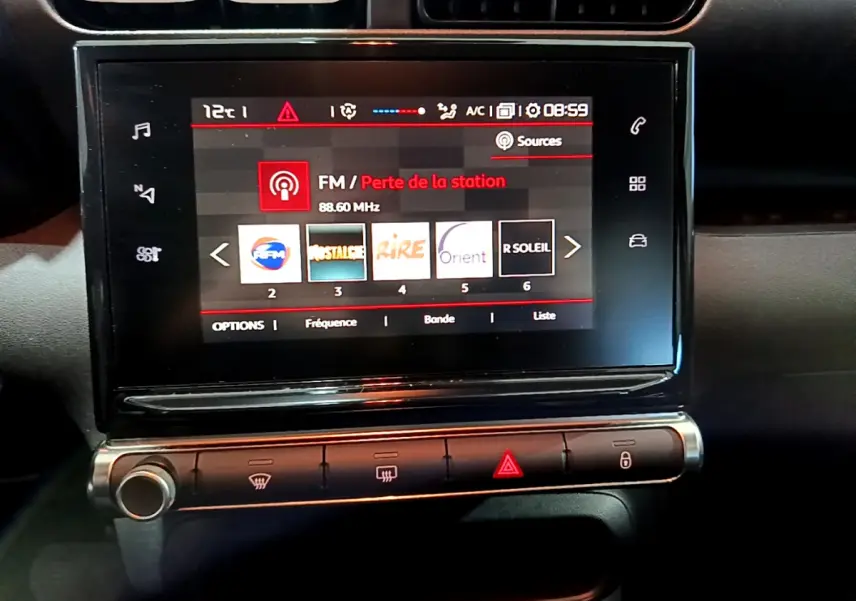 Écran tactile central affichant la radio FM dans l'habitacle d'une Citroën C3 Aircross 2019.