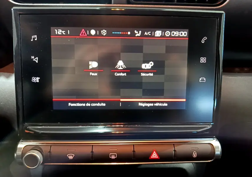 Écran tactile central affichant les réglages de conduite et sécurité dans le tableau de bord d'une Citroën C3 Aircross.