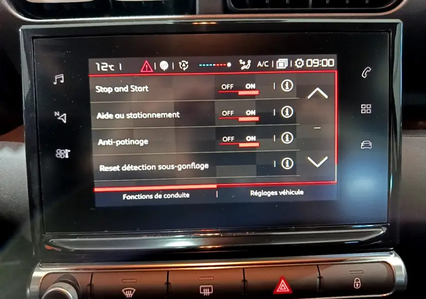 Écran tactile central de la Citroën C3 Aircross blanc, affichant les réglages d'aide à la conduite.