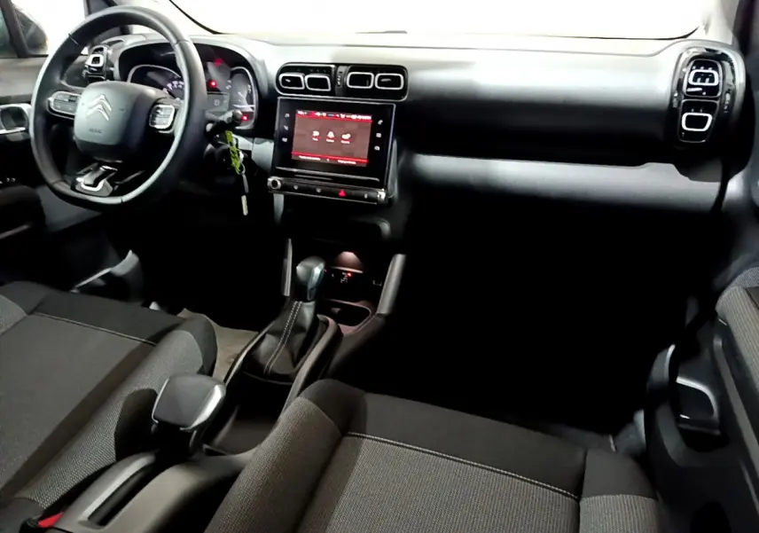 Intérieur noir du Citroën C3 Aircross 2019 vu de face, avec écran tactile central et volant multifonctions.
