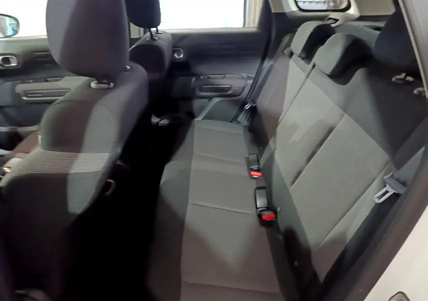 Vue intérieure côté droit montrant la banquette arrière noire du Citroën C3 Aircross blanc de 2019.