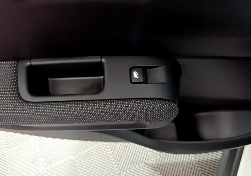 Détail de la commande de lève-vitre sur la porte intérieure côté conducteur d'une Citroën C3 Aircross blanche 2019.