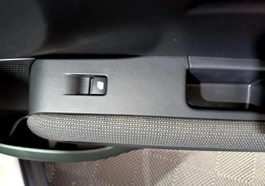 Détail de la commande de lève-vitre sur la porte intérieure côté conducteur du Citroën C3 Aircross blanc 2019.
