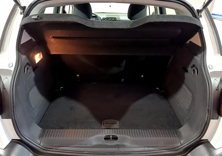 Coffre ouvert d'une Citroën C3 Aircross blanc, vue arrière montrant l'espace de chargement avec tablette de séparation.