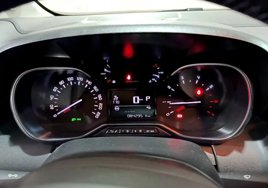 Tableau de bord du Citroën C3 Aircross blanc 2019, affichage numérique et compteurs analogiques vus de face.