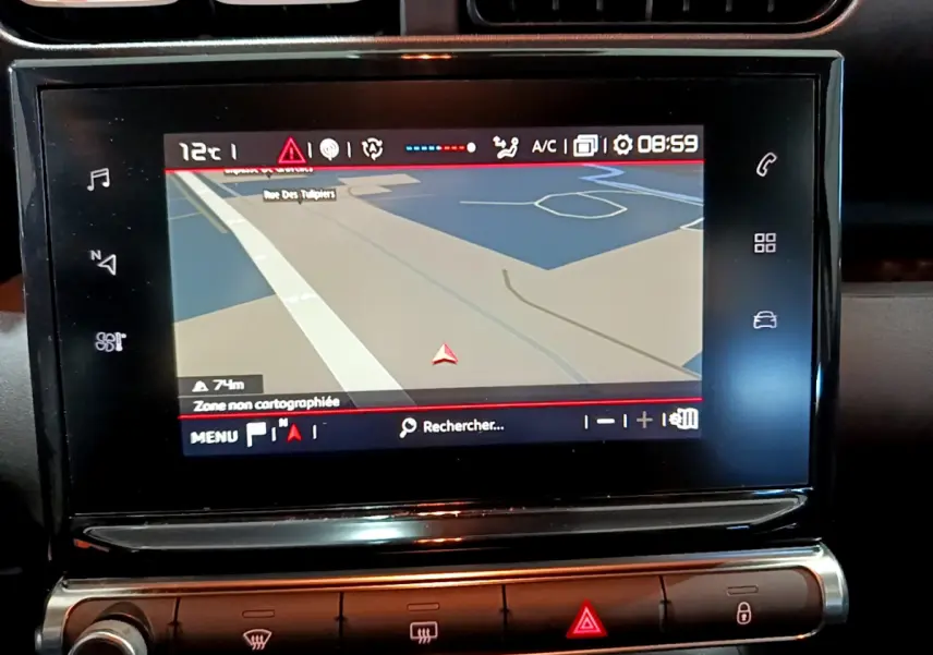 Écran tactile de navigation 7 pouces dans le tableau de bord du Citroën C3 Aircross blanc, vue intérieure frontale.