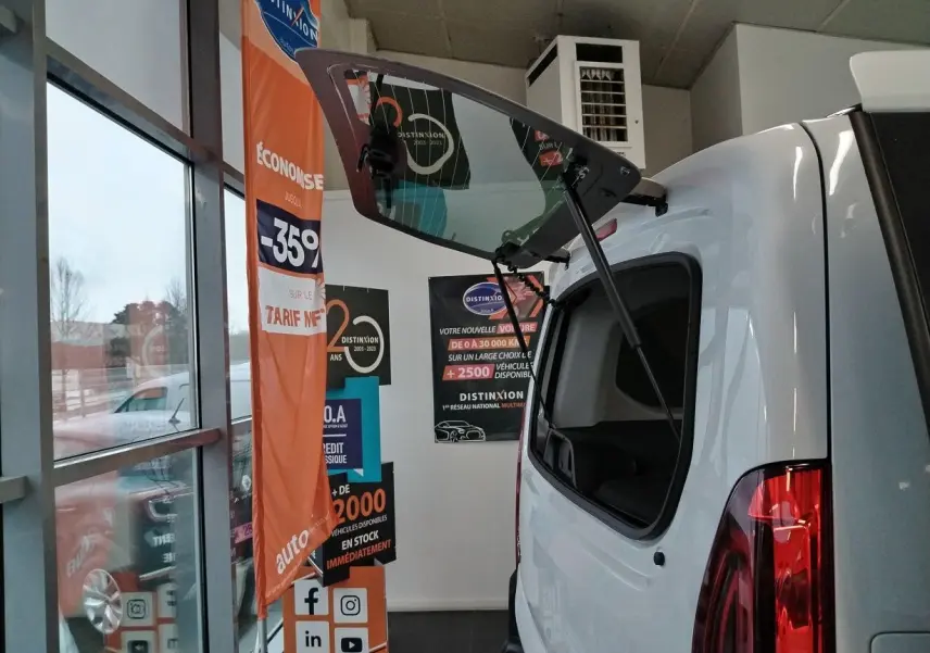 Vue arrière droite du Citroën Berlingo blanc 2025 avec hayon ouvert, montrant l’espace de chargement intérieur.