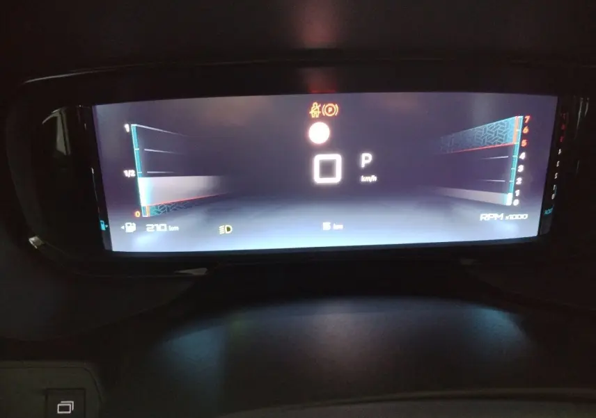 Affichage numérique du tableau de bord du Citroën Berlingo 2025, indiquant la vitesse, la boîte auto en position parking, et le compteur kilométrique.