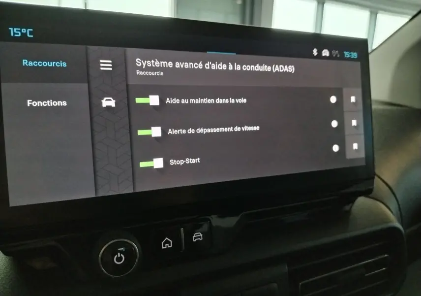 Écran tactile intérieur du Citroën Berlingo blanc 2025 affichant les options avancées d’aide à la conduite.