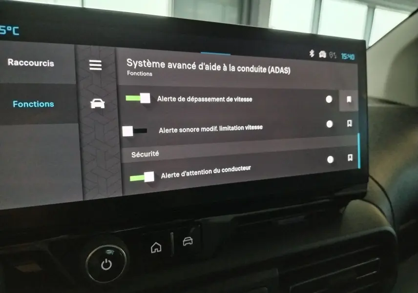 Écran tactile intérieur du Citroën Berlingo 2025 affichant les réglages du système avancé d'aide à la conduite.