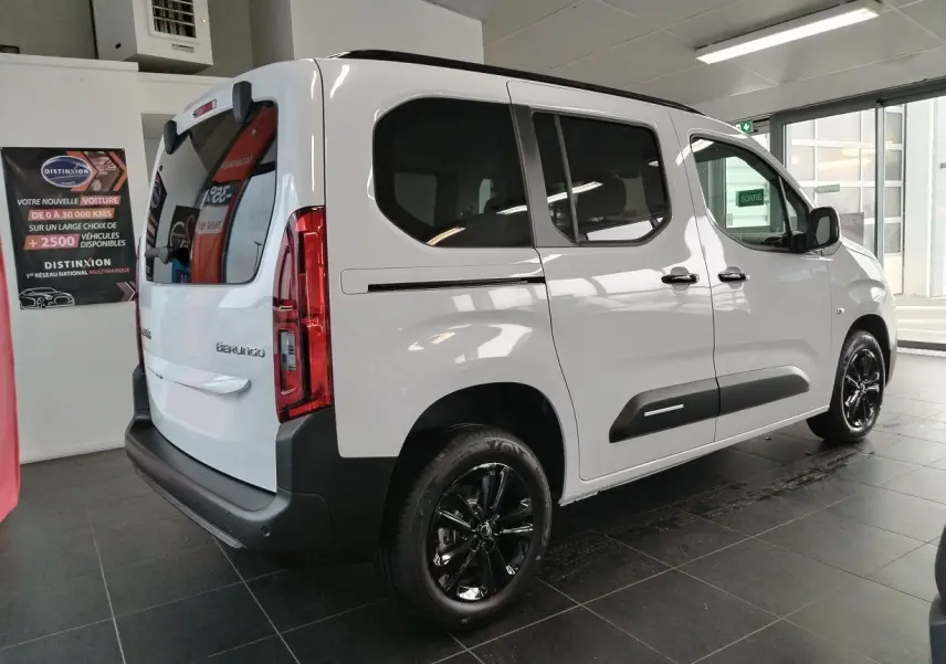 Vue 3/4 arrière droit du Citroën Berlingo blanc 2025 avec jantes alu noires Starlit et vitres teintées.