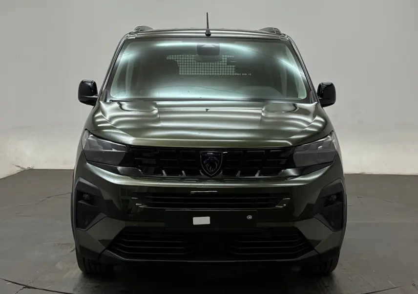 Vue frontale d'un Peugeot Rifter 2026 vert Sirkka avec calandre noire et logo lion central.