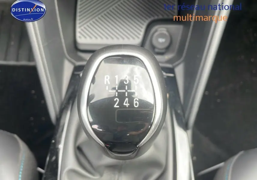 Le levier de vitesses manuel de la Citroën C4 blanc 2022, vue rapprochée de dessus avec console noire.