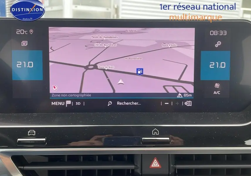 Écran tactile central du tableau de bord de la Citroën C4 2022 affichant le GPS et la climatisation automatique à 21°C.