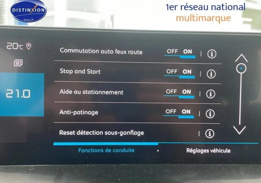 Écran tactile intérieur de la Citroën C4 blanc 2022 affichant les réglages d'aides à la conduite.