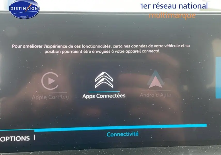 Écran tactile intérieur de la Citroën C4 blanc 2022 montrant les options Apple CarPlay, Apps Connectées et Android Auto.