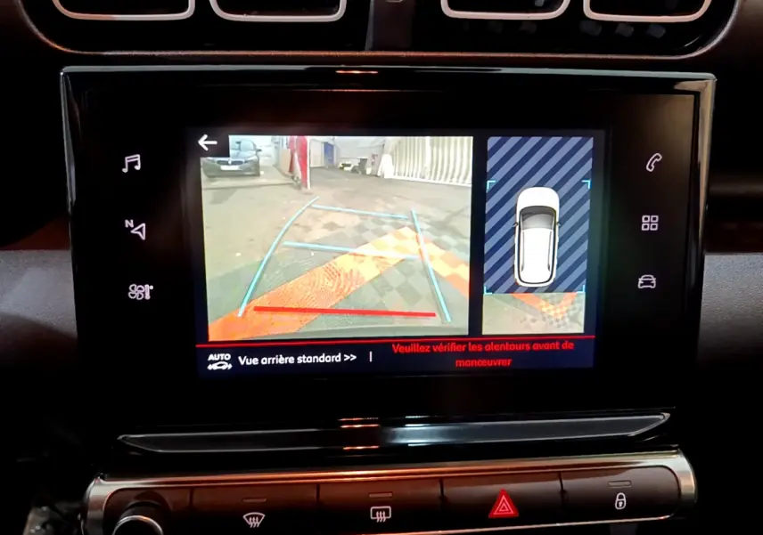 Écran tactile central montrant la caméra de recul et l'aide au stationnement du Citroën C3 Aircross noir.