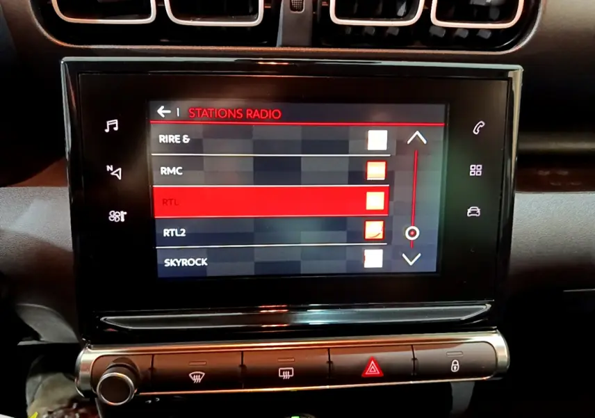 Écran tactile central affichant les stations radio dans l'habitacle noir du Citroën C3 Aircross Shine 2019.