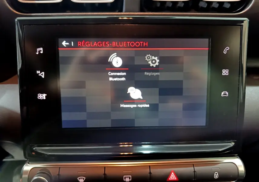 Écran tactile central affichant les réglages Bluetooth dans l'habitacle noir du Citroën C3 Aircross Shine 2019.