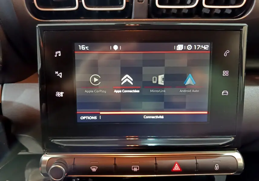 Écran tactile central du Citroën C3 Aircross noir, affichant les options Apple CarPlay et Android Auto.