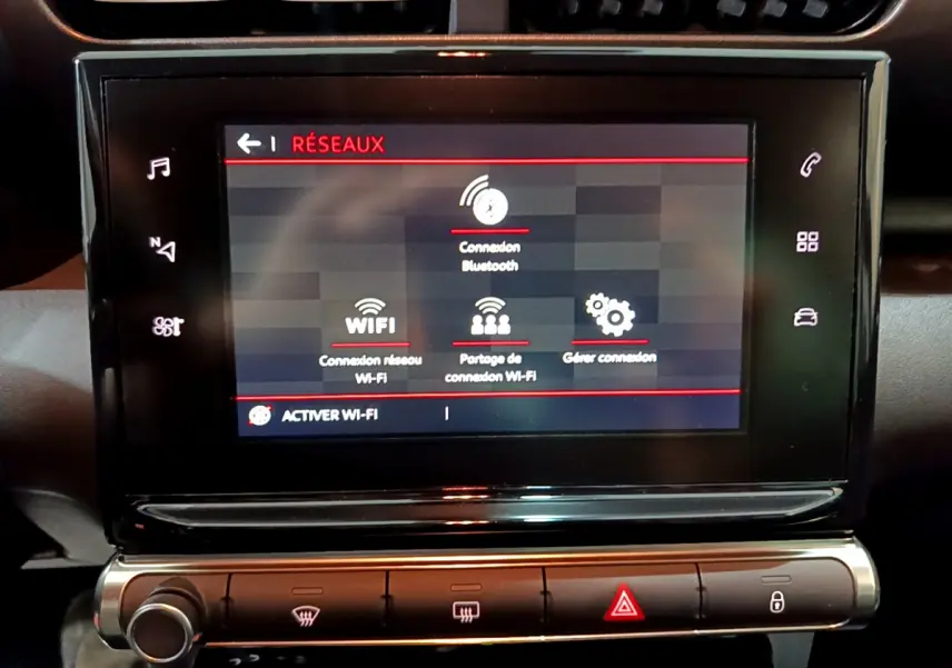 Écran tactile central affichant les options réseau dans l’habitacle noir du Citroën C3 Aircross 2019 Shine.