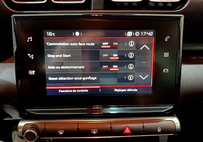 Écran tactile central affichant les réglages de conduite du Citroën C3 Aircross noir, vue rapprochée intérieure.