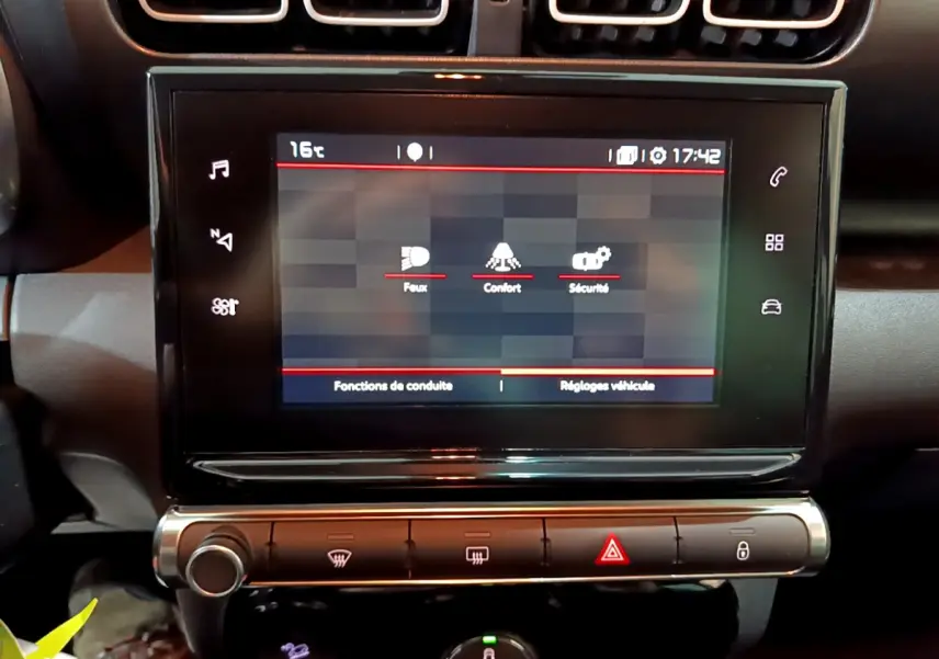 Écran tactile central du tableau de bord du Citroën C3 Aircross noir, affichant les réglages de conduite.