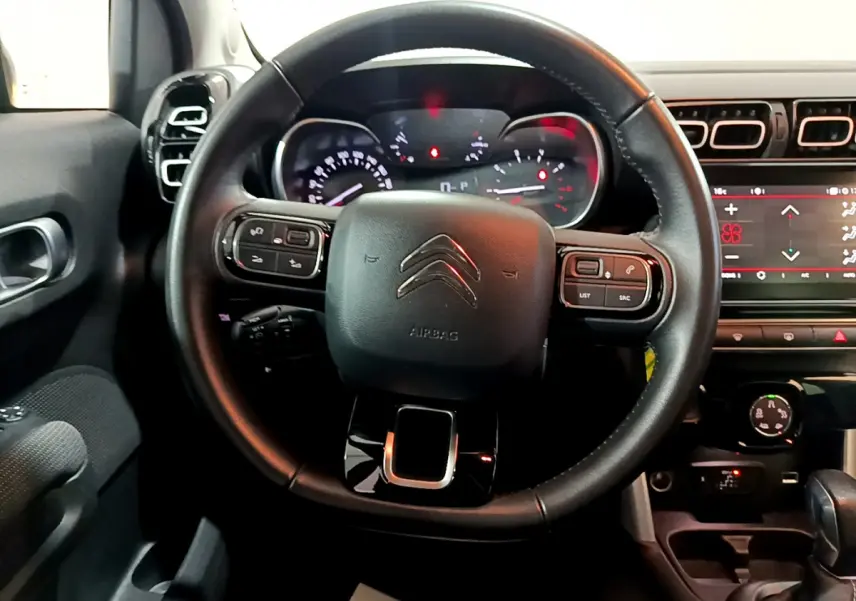 Vue rapprochée du volant cuir noir et du tableau de bord numérique du Citroën C3 Aircross PureTech 110 Shine 2019.