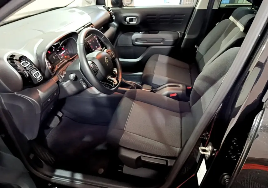 Intérieur avant droit du Citroën C3 Aircross noir 2019 avec tableau de bord moderne et sièges tissu gris.