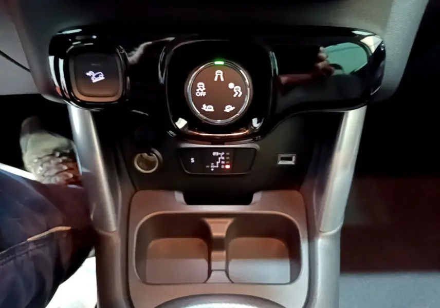 Gros plan sur la console centrale noire du Citroën C3 Aircross 2019 avec commandes de modes de conduite et porte-gobelets.