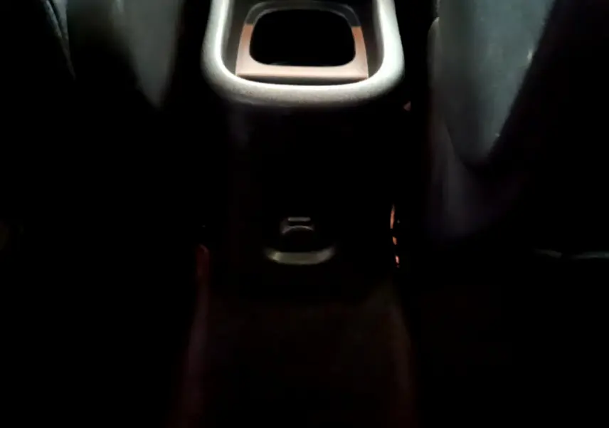 Gros plan sur la console centrale arrière noire du Citroën C3 Aircross 2019 avec prise 12V visible entre les sièges.