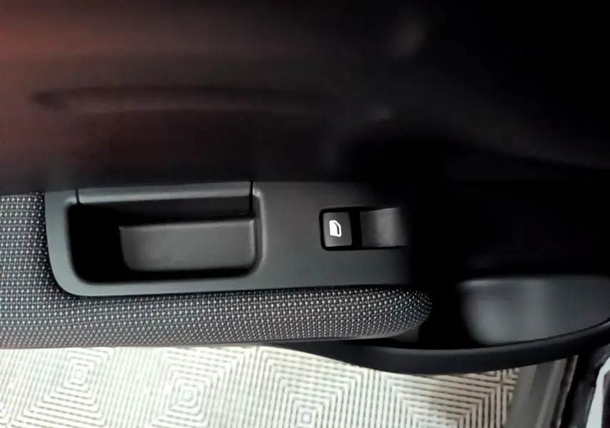 Gros plan sur la commande de verrouillage de porte côté gauche, garniture noire texturée du Citroën C3 Aircross 2019.