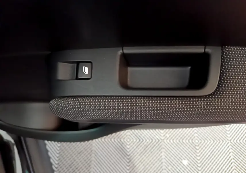 Poignée intérieure de porte côté gauche avec bouton de verrouillage sur Citroën C3 Aircross noir 2019 Shine