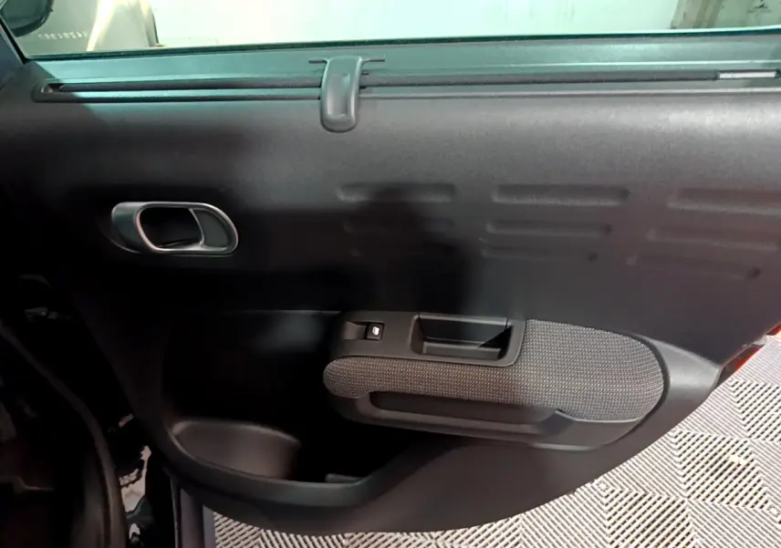 Porte arrière côté droit noire de Citroën C3 Aircross 2019 avec poignée intégrée et bouton de lève-vitre.