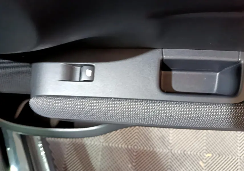 Gros plan sur la poignée intérieure de porte côté gauche du Citroën C3 Aircross noir, avec bouton de verrouillage visible.