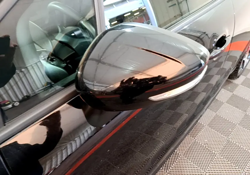 Gros plan sur le rétroviseur côté gauche noir brillant du Citroën C3 Aircross PureTech 110 Shine de 2019.
