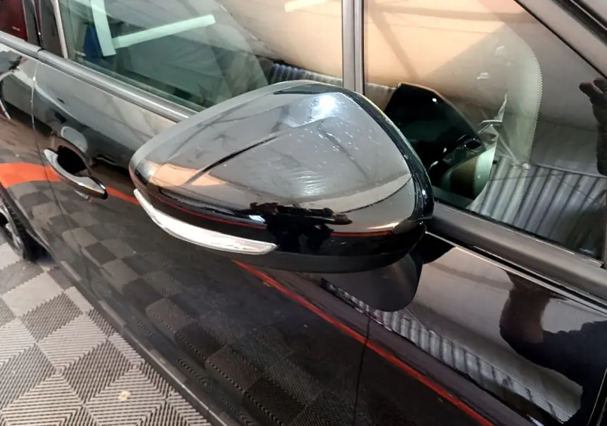 Rétroviseur côté gauche noir brillant avec clignotant intégré sur Citroën C3 Aircross noir 2019.