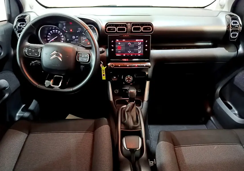 Intérieur noir du Citroën C3 Aircross 2019 vu de face, tableau de bord avec écran tactile central et volant multifonctions cuir.