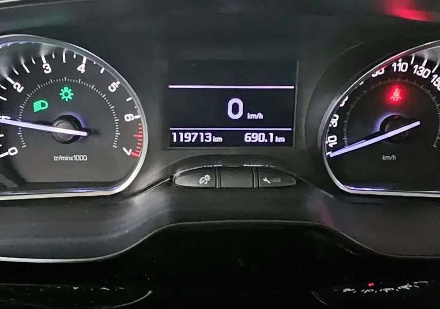 Tableau de bord de Peugeot 208 GT-LINE 2015, affichage numérique central et compte-tours à gauche, vitesse à zéro.