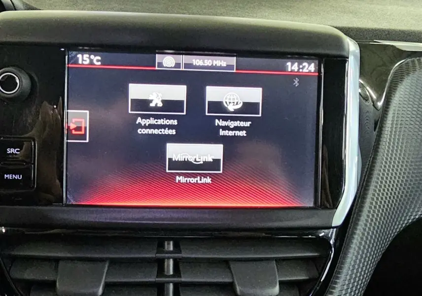 Écran tactile central de la Peugeot 208 GT-LINE 2015 en vue rapprochée avec interface MirrorLink affichée.