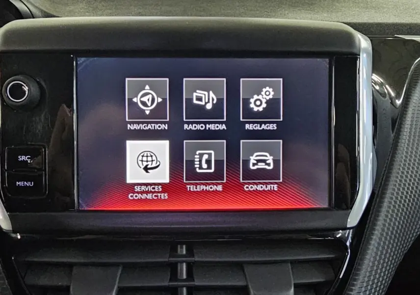 Écran tactile central allumé de la Peugeot 208 GT-LINE 2015, avec menu navigation et réglages, intérieur noir.