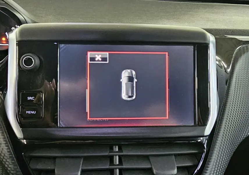 Vue rapprochée de l’écran tactile central et du tableau de bord noir de la Peugeot 208 GT-LINE 2015.