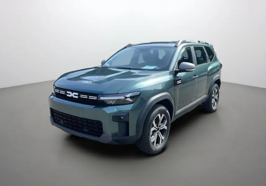 SUV Dacia Bigster vert cèdre en 3/4 avant droit, avec jantes alu 17 pouces et barres de toit visibles.